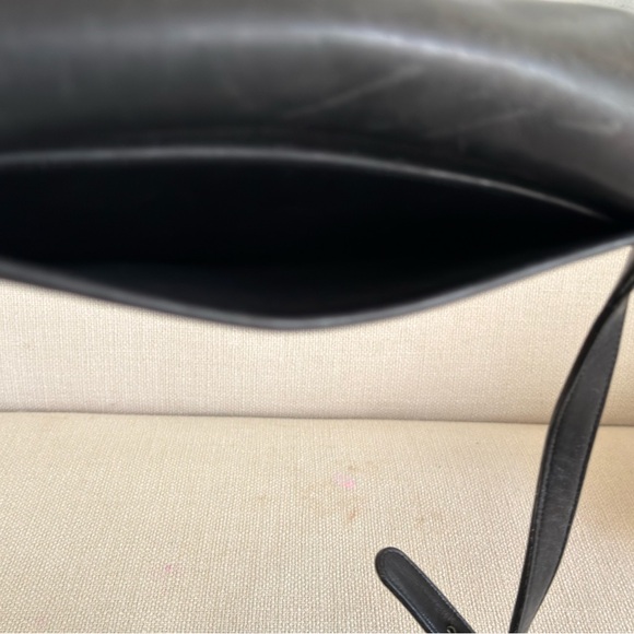 Vintage black leather Coach shoulder bag. - Picture 3 of 11